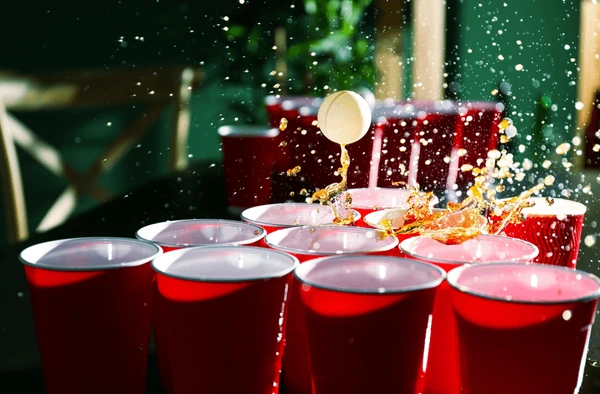 Fredagsbar + beer/sodavands-pong turnering